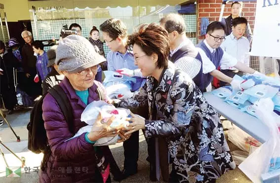 <사진>쌀 나누며 사랑 전달하기