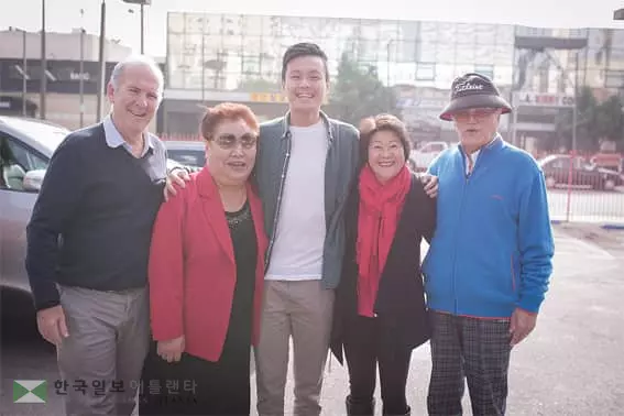 <위탁아와 19년만에 감격의 재회>"이렇게 건장한 청년으로 자랐다니…"