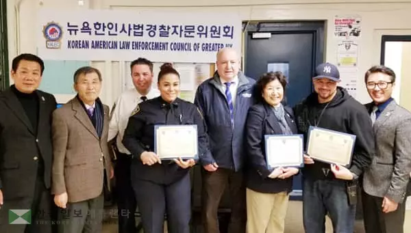 <사진>뉴욕 한인들, 지역 경찰관 표창