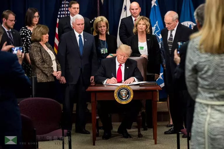 "장벽 건설 몇달내 착수,멕시코가 비용부담"