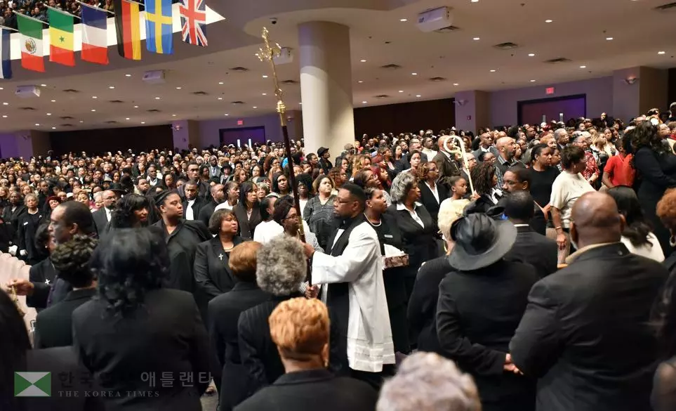 <사진>에디 롱 목사 장례식...추모객 수만명 운집