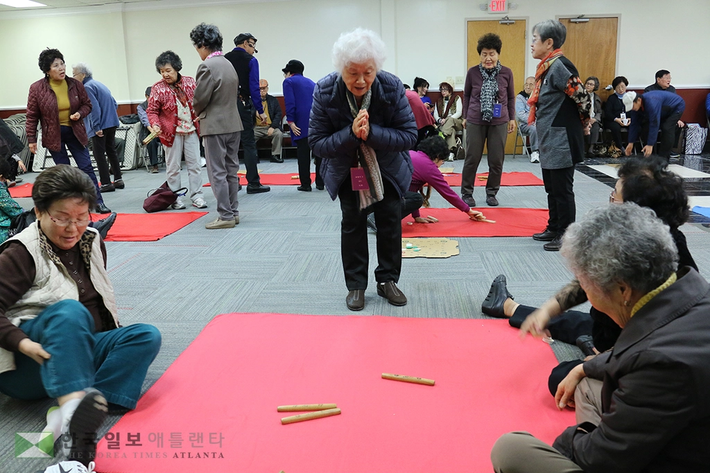 떡국잔치에 윷놀이도 하며 설 쇠