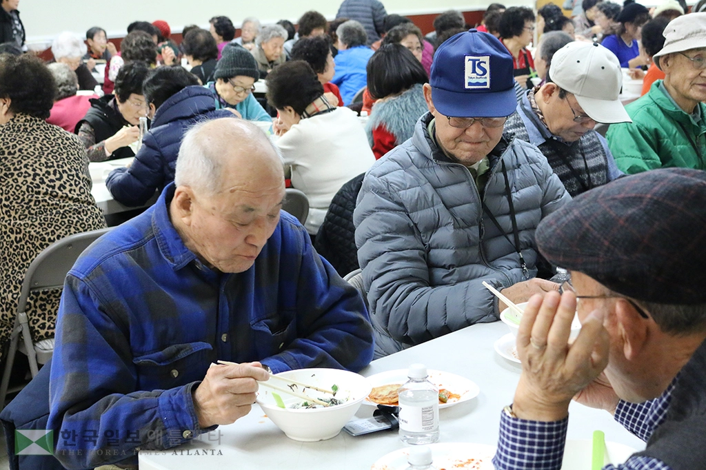 떡국잔치에 윷놀이도 하며 설 쇠