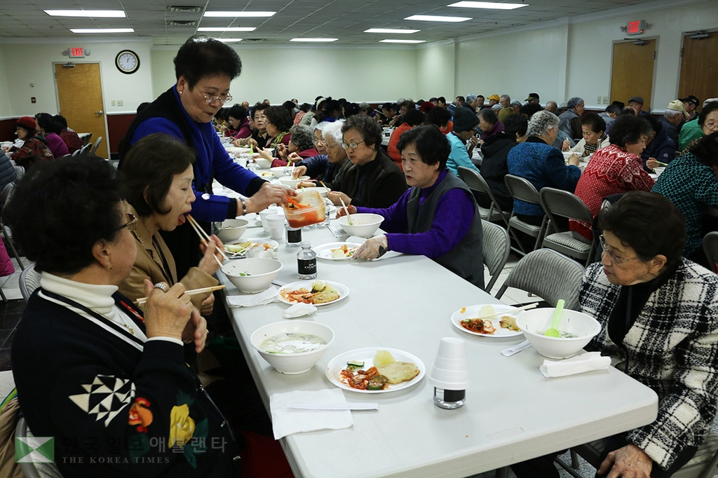 떡국잔치에 윷놀이도 하며 설 쇠