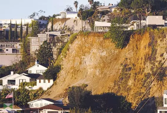 <사진>부촌 헐리웃 힐스 산사태로 주택 매몰