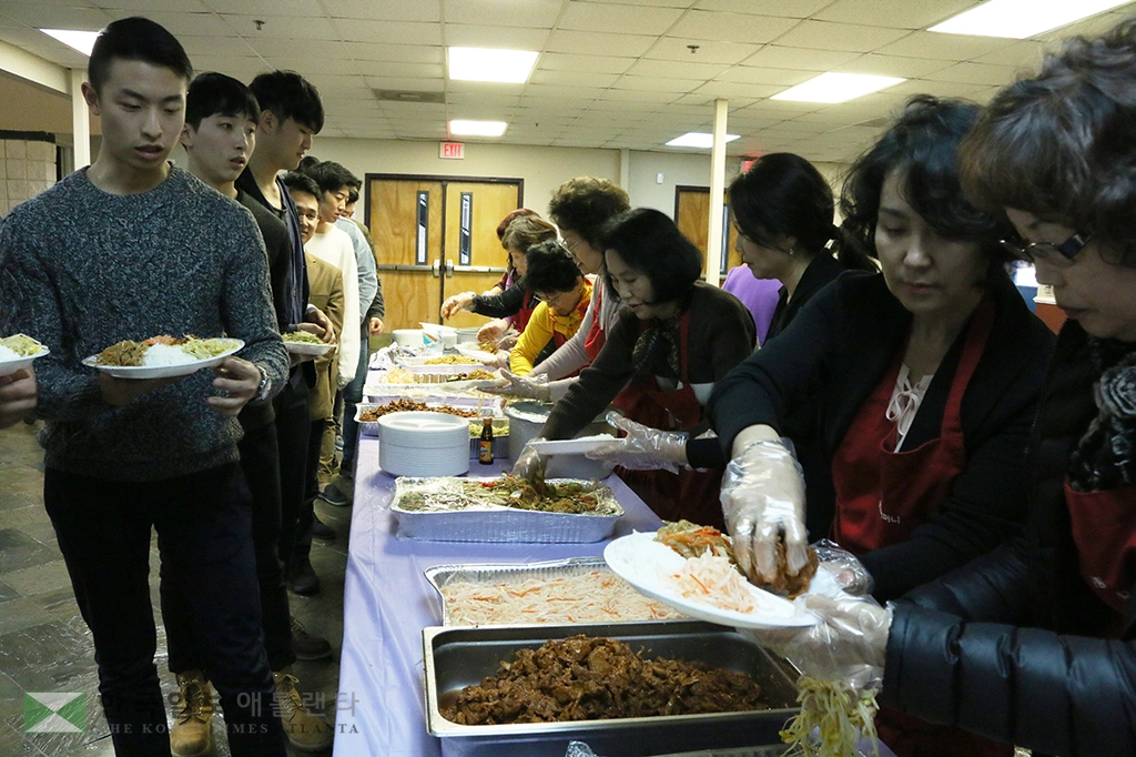 <사진>유학생에게 '엄마의 정' 선물
