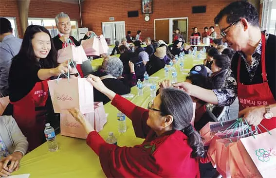 <사진>정월대보름 '사랑의 점심식사'