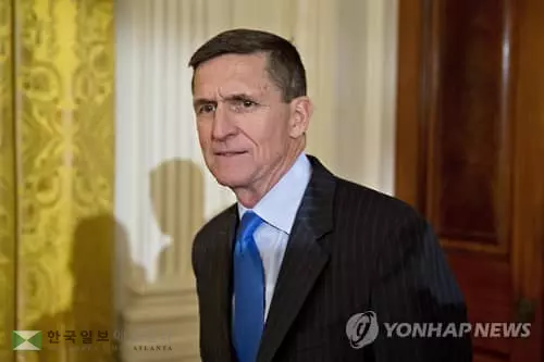 트럼프 '안보사령탑' 플린 전격 사임