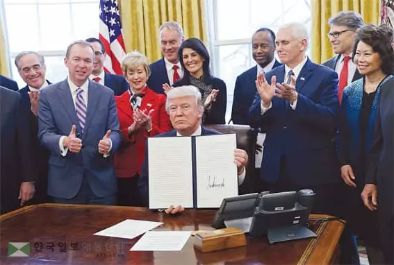 “국방비 대폭 증액, 다른 지출은 모두 삭감”