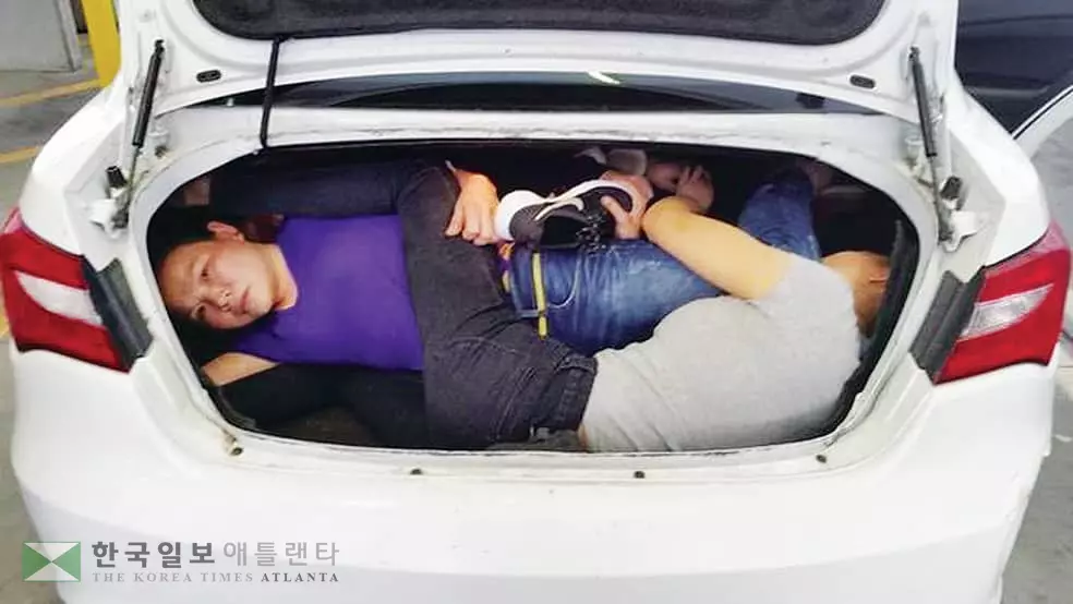 차 트렁크에 숨어 밀입국한 중국인 4명 적발