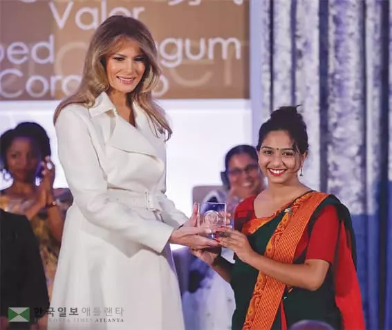 멜라니아‘퍼스트레이디’공식행보 나서나