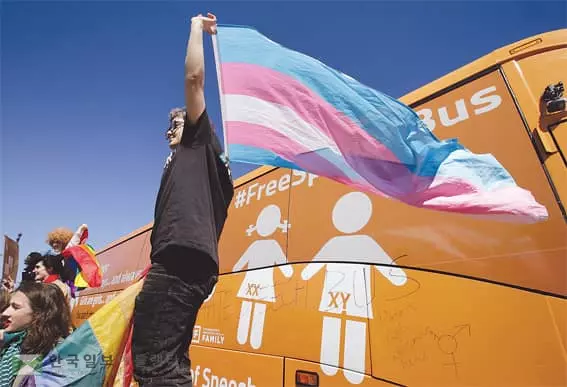 NC 결국 '성소수자 차별 화장실법' 폐지