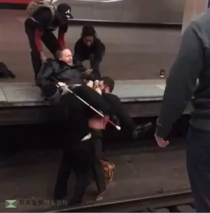 <사진>지하철 플랫폼에 떨어진 남성 구한 용감한 시민들