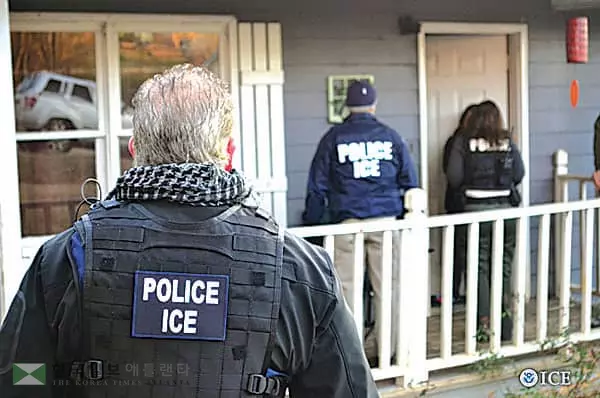 ICE 요원 유니폼에 ‘POLICE’ 빼라' 법 추진