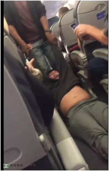 유나이티드항공 '뭇매' 맞고 항복