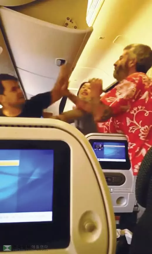 승객끼리 기내 난투극‘아수라장’