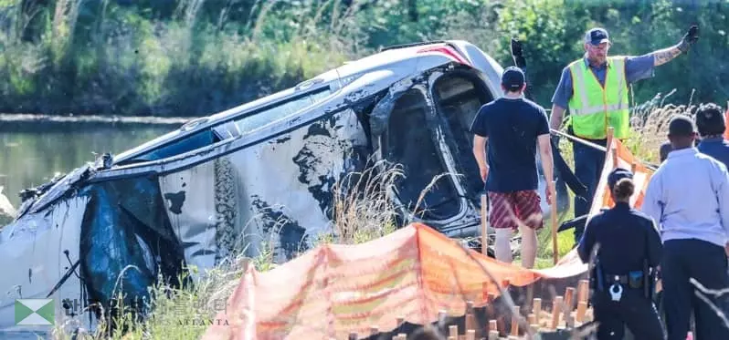 경찰 추격 피하다 연못에 '풍덩'...3명 사망