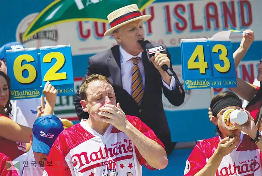 <사진> 핫도그 먹기대회 72개 신기록 우승