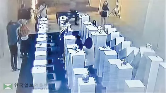 예술작품 사진찍다 '콰당'… 20만달러 파손