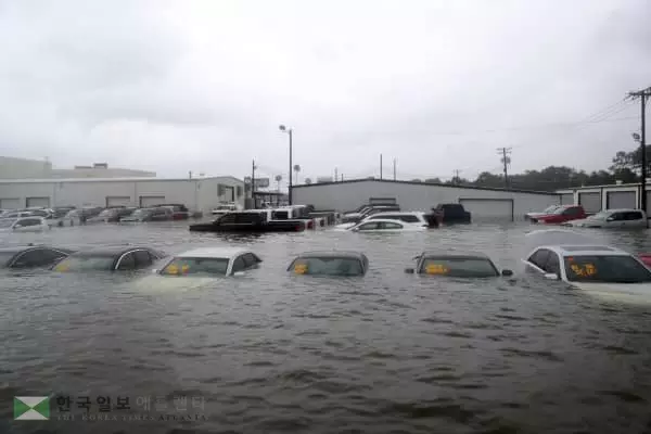 공항도 도로도 집도 물속으로…휴스턴 '올 스톱'