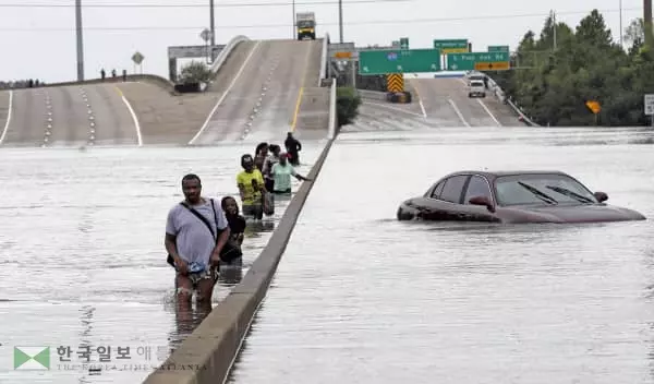 공항도 도로도 집도 물속으로…휴스턴 '올 스톱'