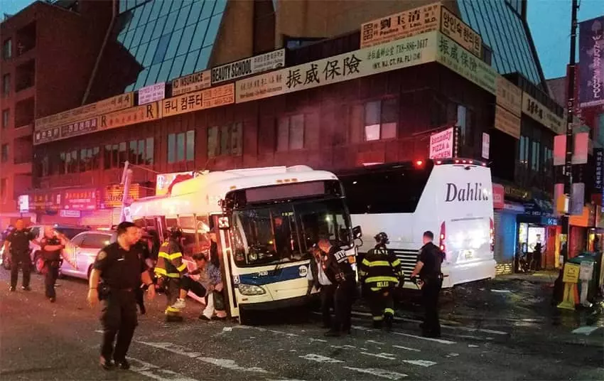 한인 밀집지서 대형 버스 2대 충돌
