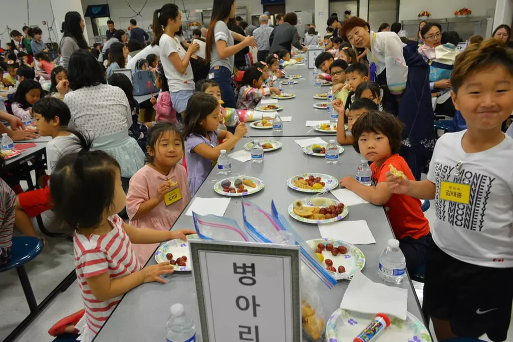 <사진> "한복도 입어보고 송편도 먹었어요"