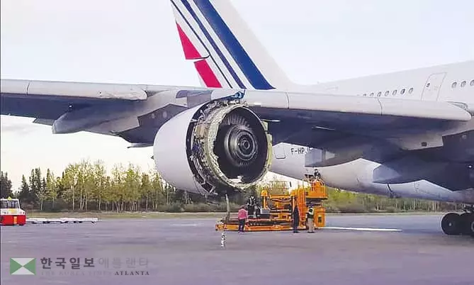 LA행 여객기‘엔진폭발’불시착