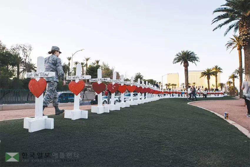 <사진>라스베이거스 총격희생자 추모 58개 십자가