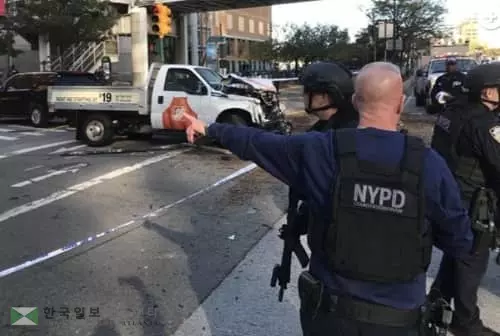<사진> 맨해튼서 트럭이 자전거도로 돌진…최소 7명 사망