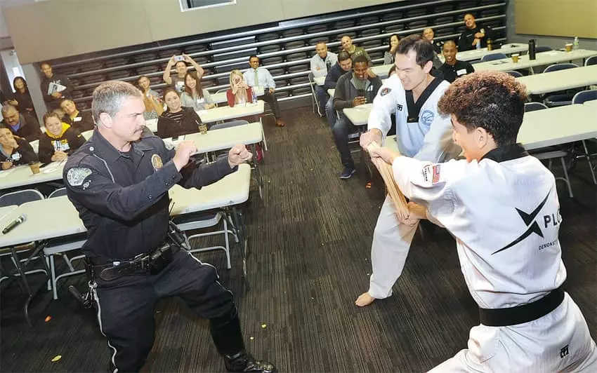 <사진> “얍”…  LAPD 경관들 태권도 체험