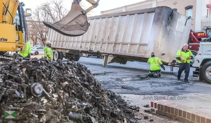 <사진> 어제 새벽 뷰포드서 열차∙트레일러 추돌사고