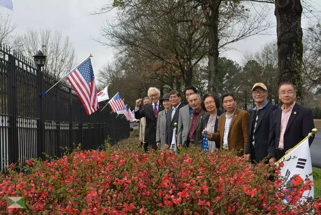 <사진> 한인회관 담장에 태극기와 성조기 30여개 '펄럭'