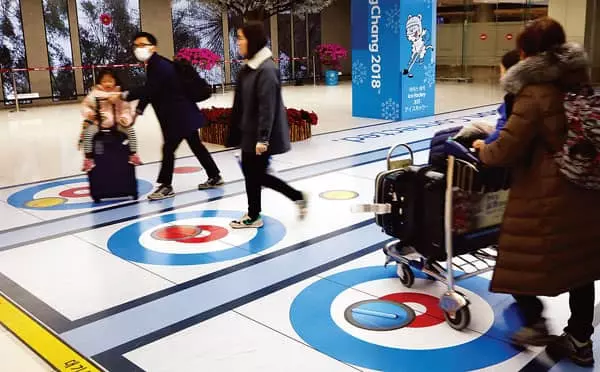 <사진>공항 입국장 바닥까지… 한국, 컬링 열기