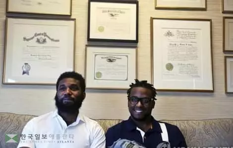 스타벅스 피해 흑인청년들 '통 큰 합의'