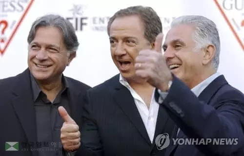 게스 창업자, 성추행 의혹으로 사임