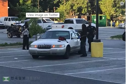 번화가 식당에 어릿광대 강도