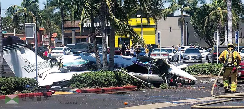 샤핑몰 인근 주차장에 경비행기 추락