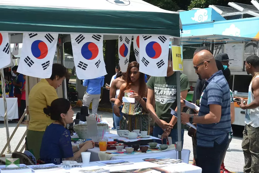 <사진> "제기차기... 어렵지만 재미 있어요"