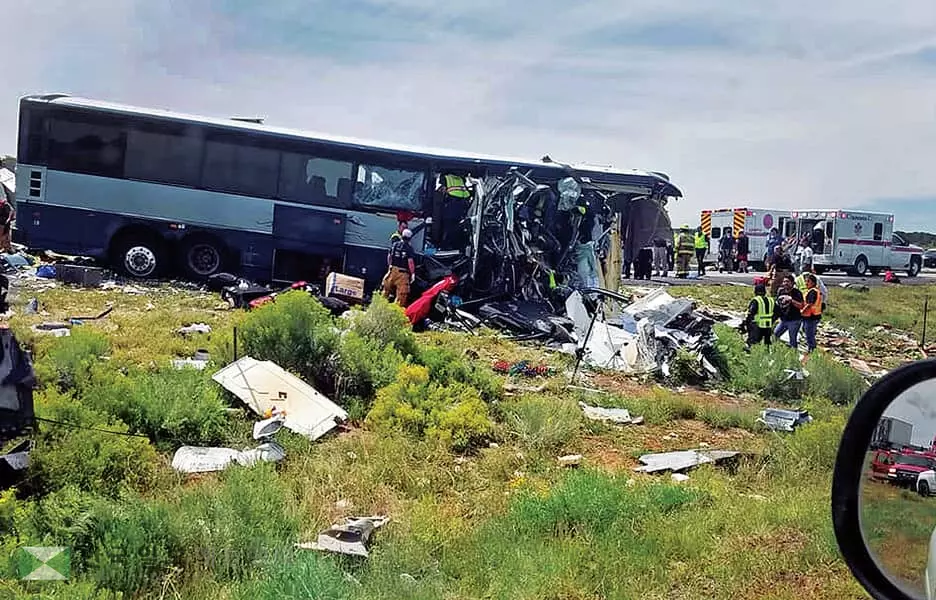 그레이하운드, 트럭 충돌 4명 사망