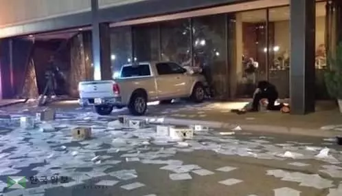 방송국에 트럭 돌진…부상자 없어