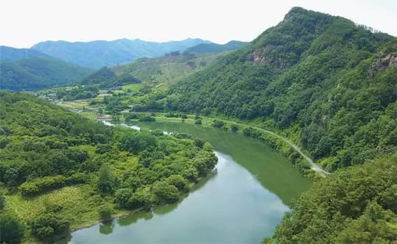 세상의 모든 소음을 삼킨 듯… 산도 강도 한없이 푸른 정겨움