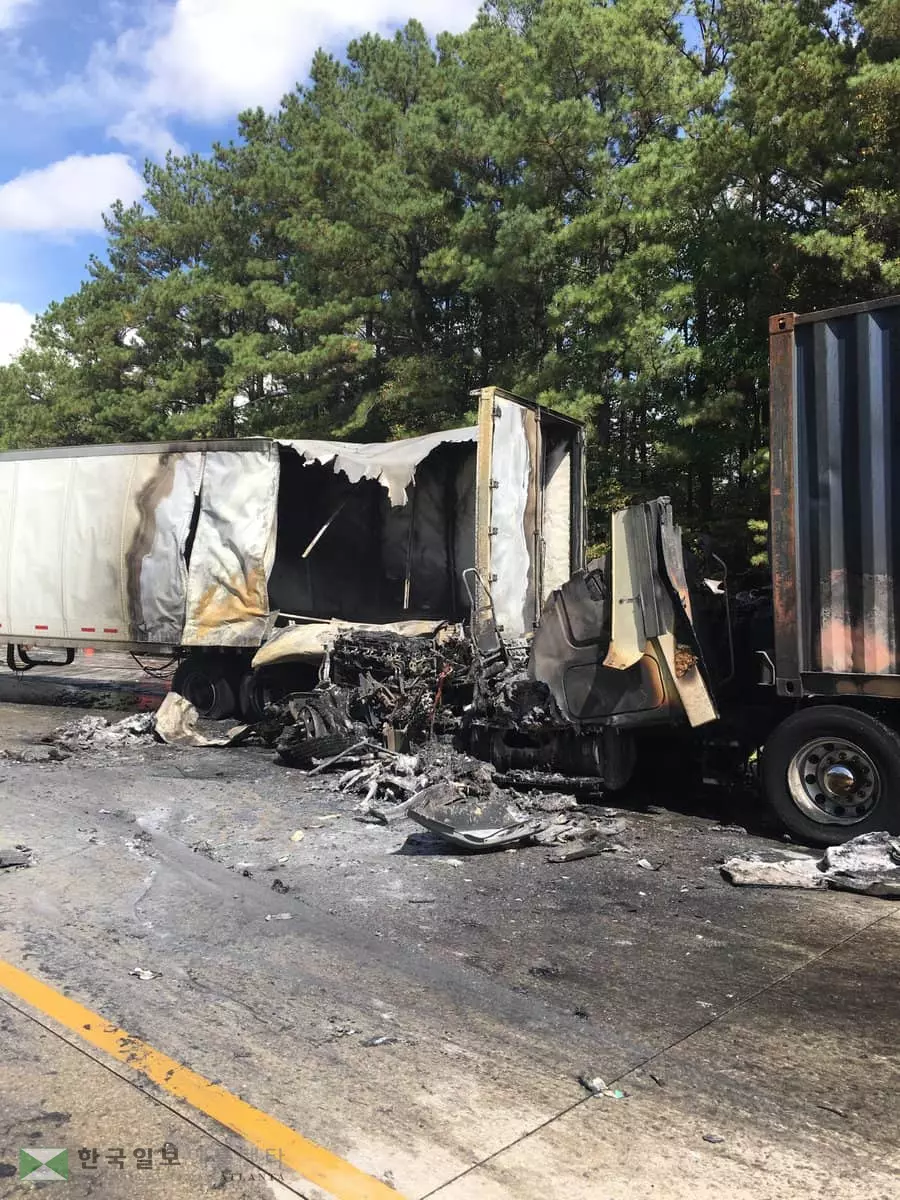 <사진>트레일러 전복...다중추돌사고