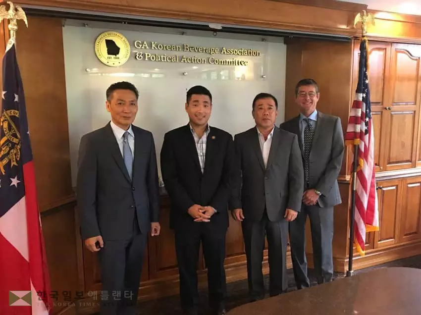 주류협회 샘 박 의원에 후원금 전달