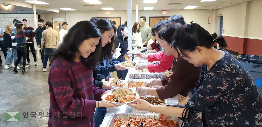 "따뜻한 엄마밥도 먹고, 솜씨도 뽐내고"