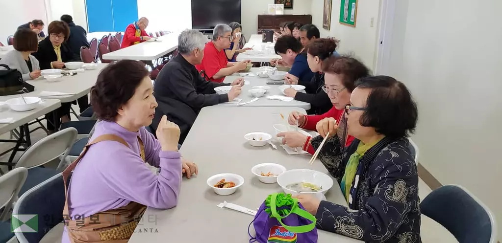 "떡국 드시고 올해도 건강하세요"