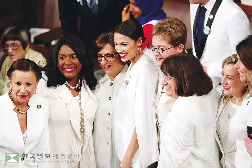 민주 여성의원들 ‘흰색 옷’ 통일 눈길