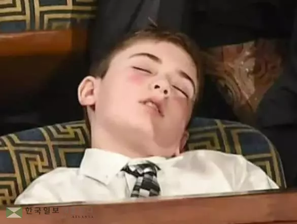 '소년 트럼프' 국정연설장서 '쿨쿨'