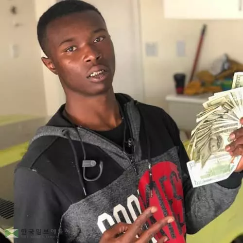 총 갖고 차에서 자던 흑인, 경찰 총에 사망