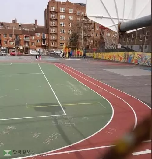 뉴욕 초등학교 운동장에 ‘나치 문양’ 낙서